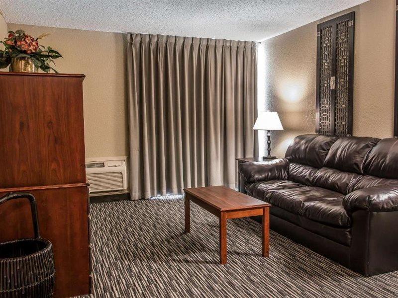 Quality Inn & Suites Banquet Center Livonia Exterior photo
