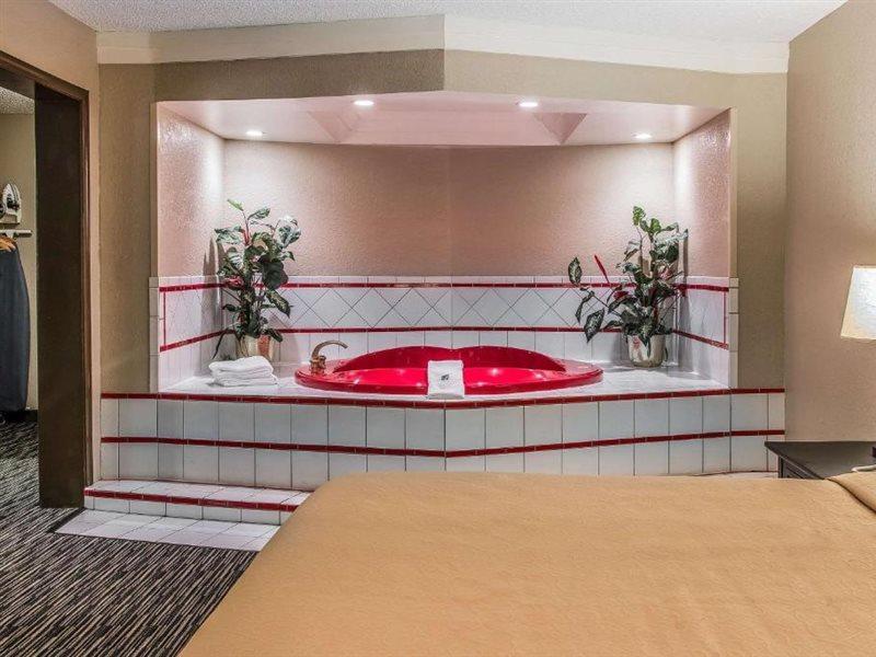 Quality Inn & Suites Banquet Center Livonia Exterior photo