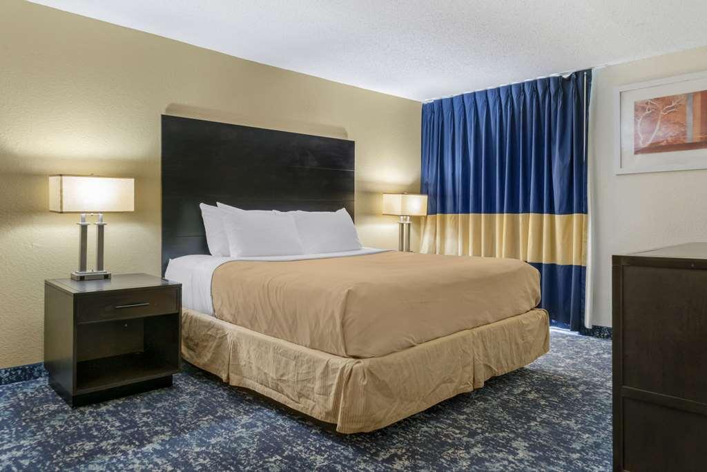 Quality Inn & Suites Banquet Center Livonia Room photo