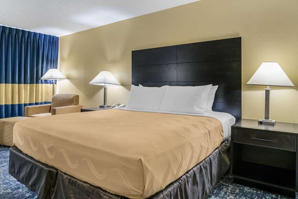Quality Inn & Suites Banquet Center Livonia Room photo