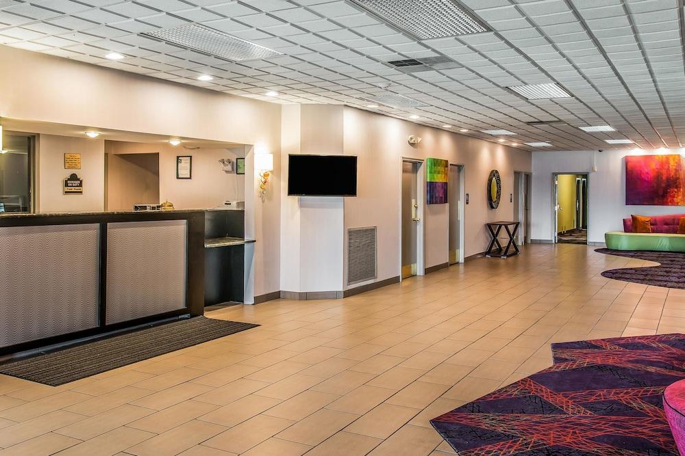 Quality Inn & Suites Banquet Center Livonia Exterior photo