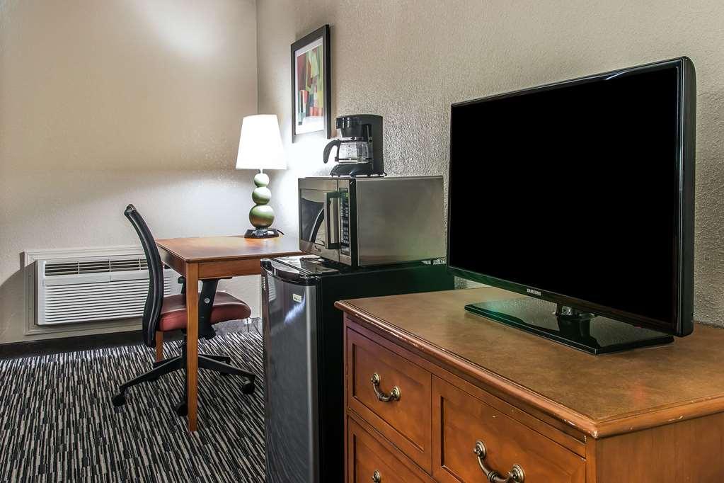 Quality Inn & Suites Banquet Center Livonia Room photo