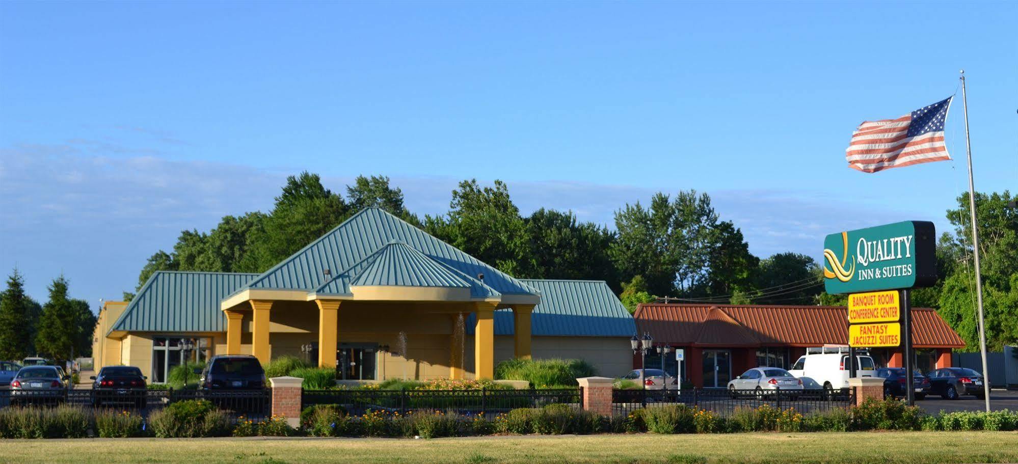 Quality Inn & Suites Banquet Center Livonia Exterior photo