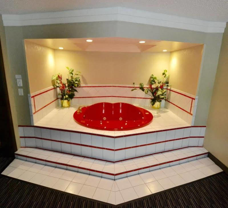 Quality Inn & Suites Banquet Center Livonia Exterior photo