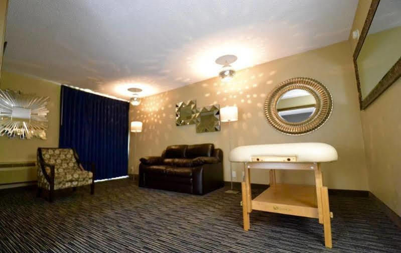 Quality Inn & Suites Banquet Center Livonia Exterior photo